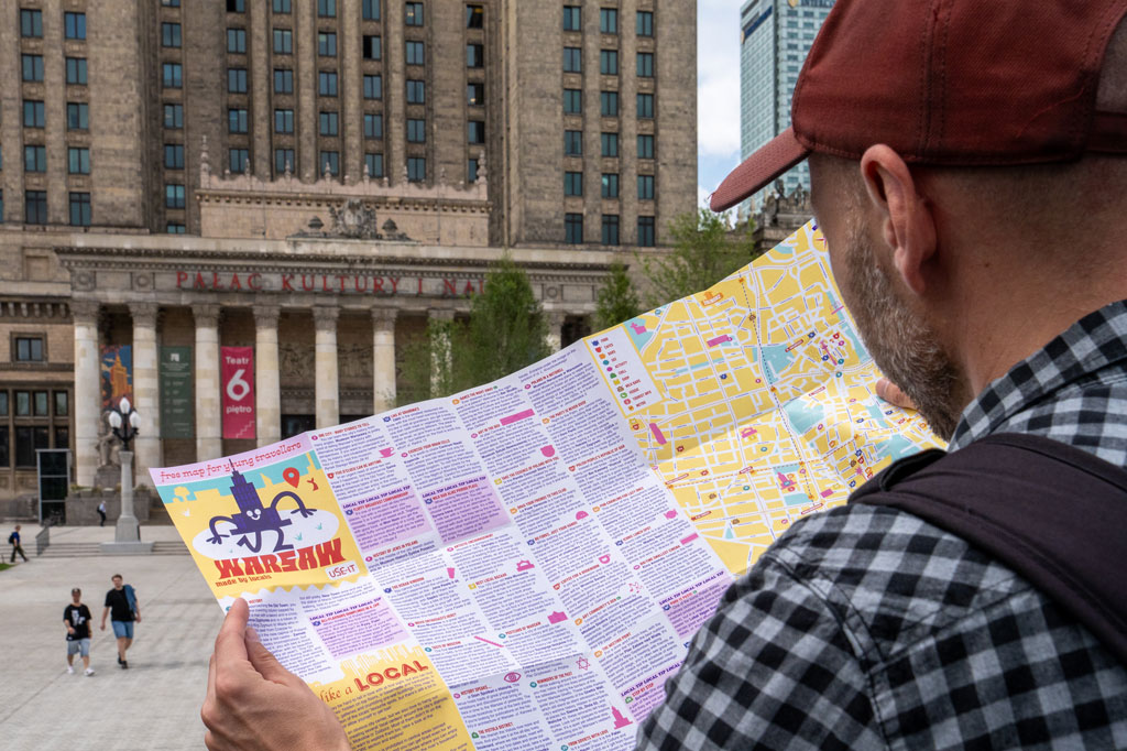 Mężczyzna ogląda mapę, w tle Pałac Kultury i Nauki