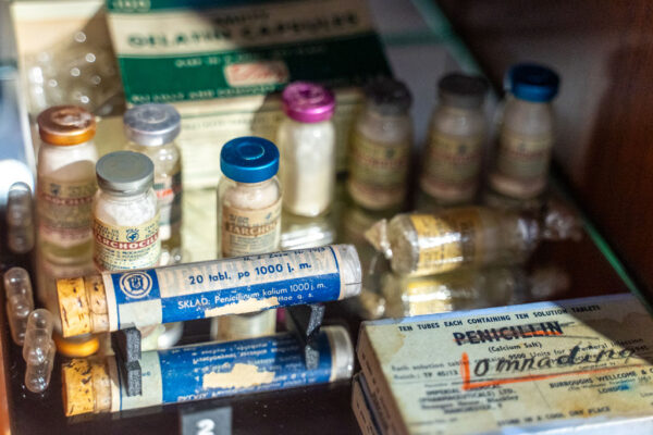 Eksponaty w Muzeum Farmacji, stare fiolki i opakowania po dawnych lekach