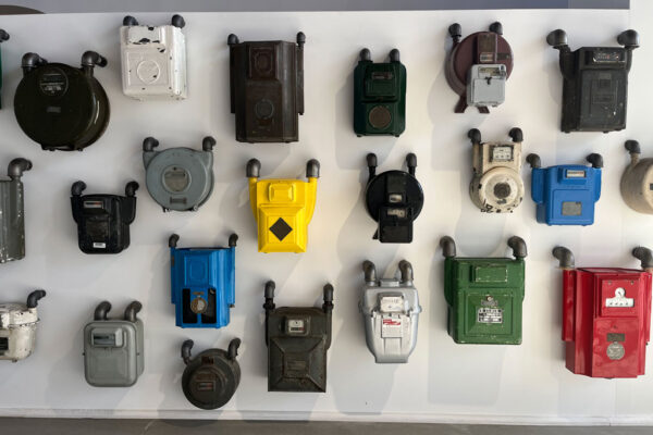 Różnokolorowe liczniki gazu przymocowane do ściany.