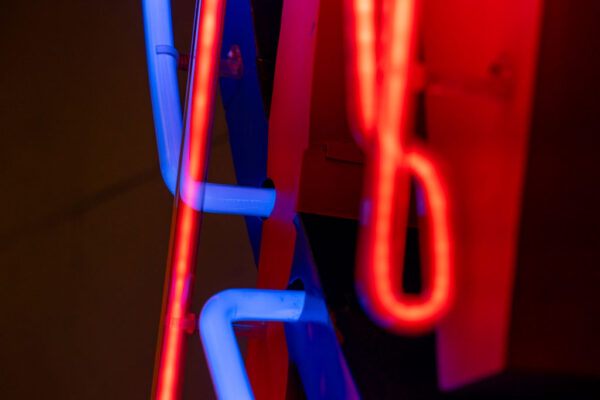 Muzeum Neonów, widoczny fragment neonu - kolorowe: czerwone i niebieskie rurki.