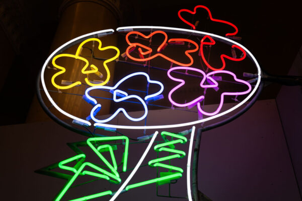 Muzeum Neonów kolorowy neon w kształcie drzewa, korona drzewa wypełniona kolorowymi kwiatkami.