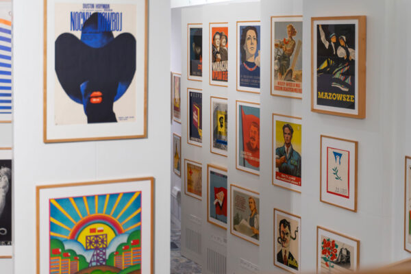 Bogata kolekcja plakatów socrealistycznych i filmowych. Na ścianie widać m.in. portret Stalina oraz kultowy plakat do filmu „Nocny kowboj”.