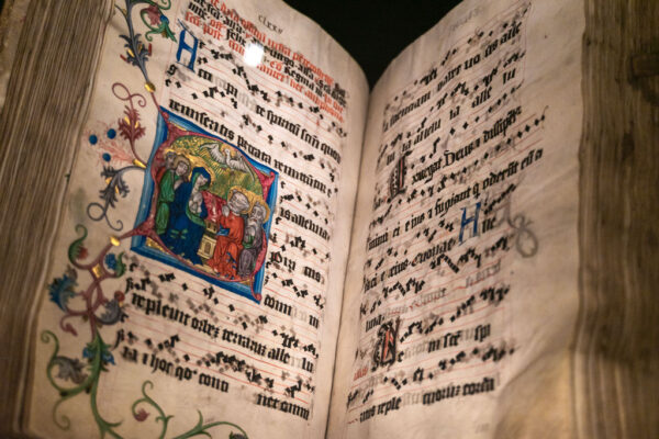 Tekst i kolorowa rycina w starej książce.