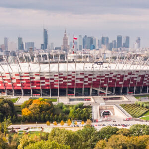 Stadion PGE Narodowy, widok od strony alei Zielenieckiej, w tle centrum Warszawy, zieleń, dzień, jesień.